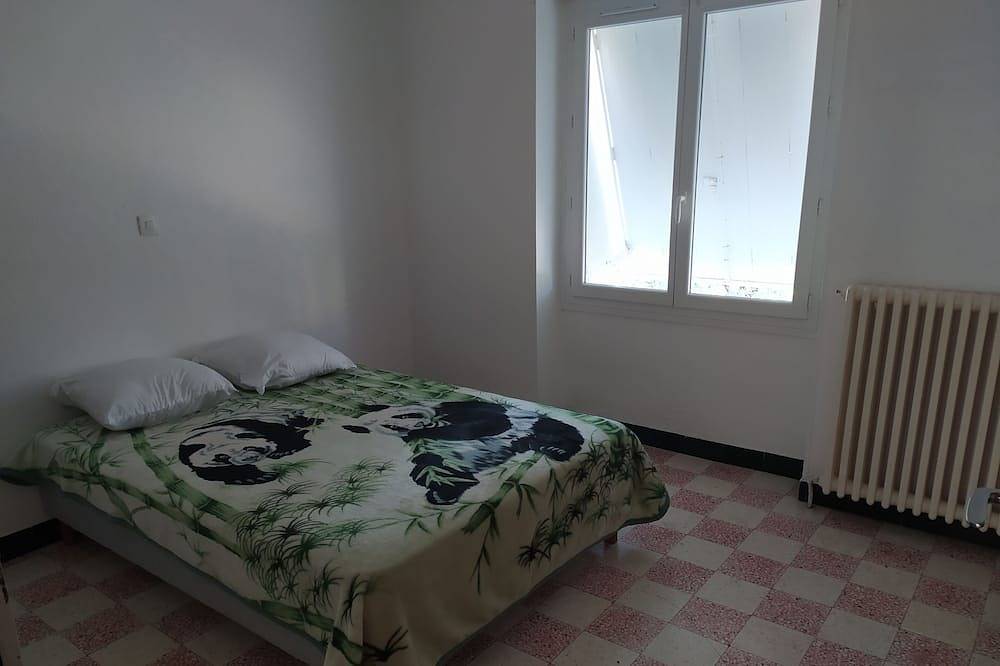 Proche Ardèche pour six personnes, 300 mètres du centre du village. in Saint-Ambroix, Parc national des Cévennes