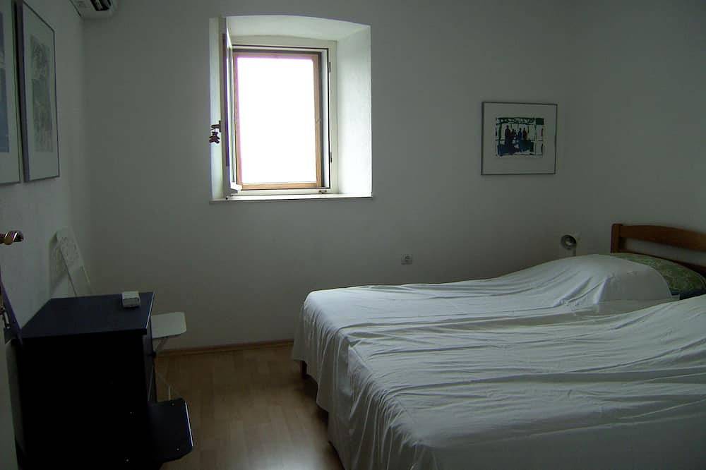 Neu saniert nach deutschen Standart, historische Terrasse mit Blick aufs Meer, in Brela, Makarska Riviera