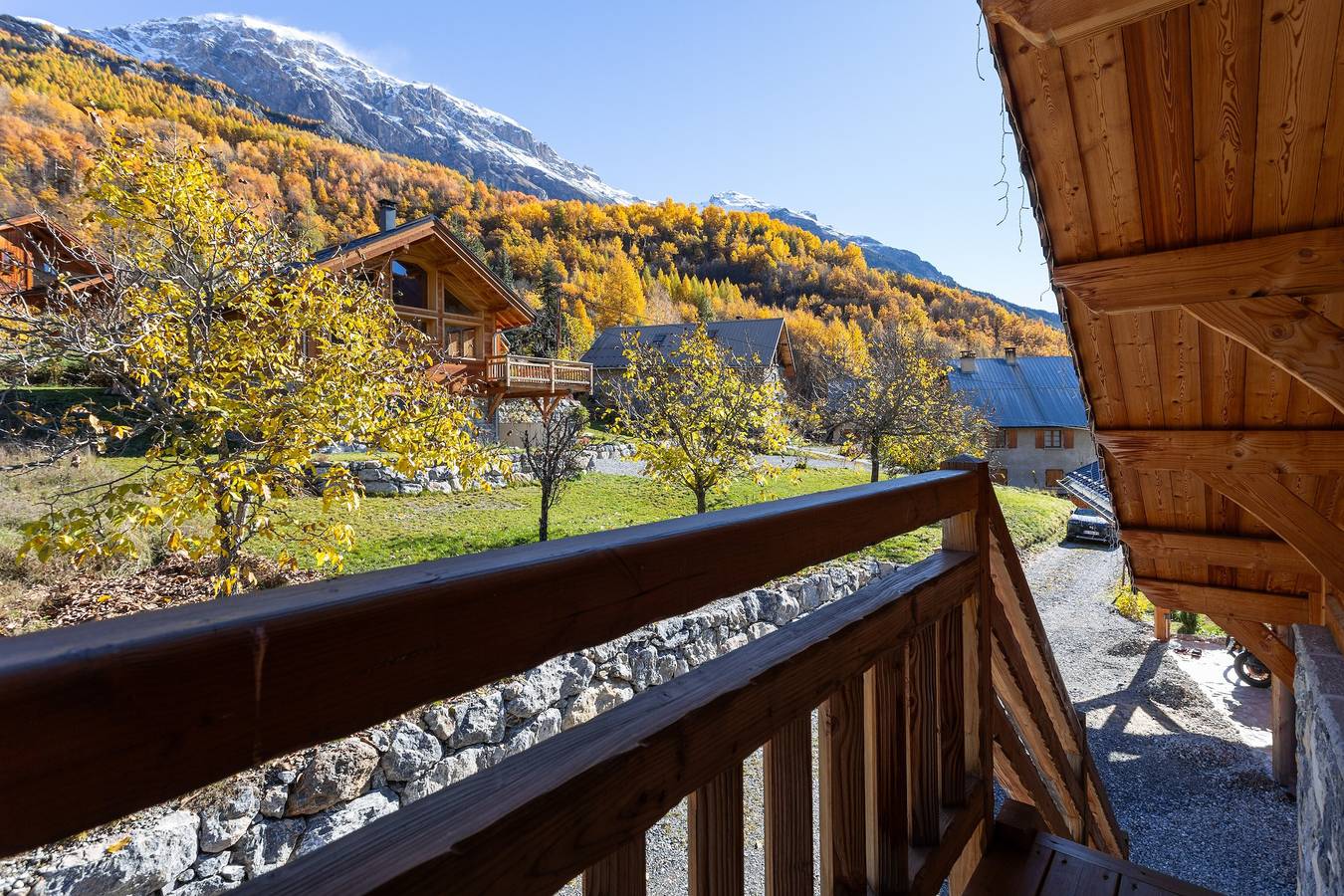 Apartamento entero, Chalet 'Le Chastel' con vistas a la montaña, terraza compartida y Wi-Fi in Vallouise-Pelvoux, Parque Nacional de los Ecrins