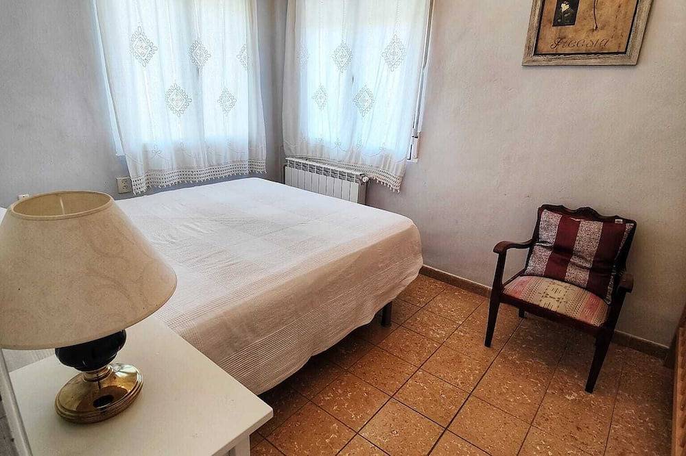 Holiday Home 'El Rozado' with Mountain Views, Private Terrace and Wi-Fi in Piedralaves, Ávila Region