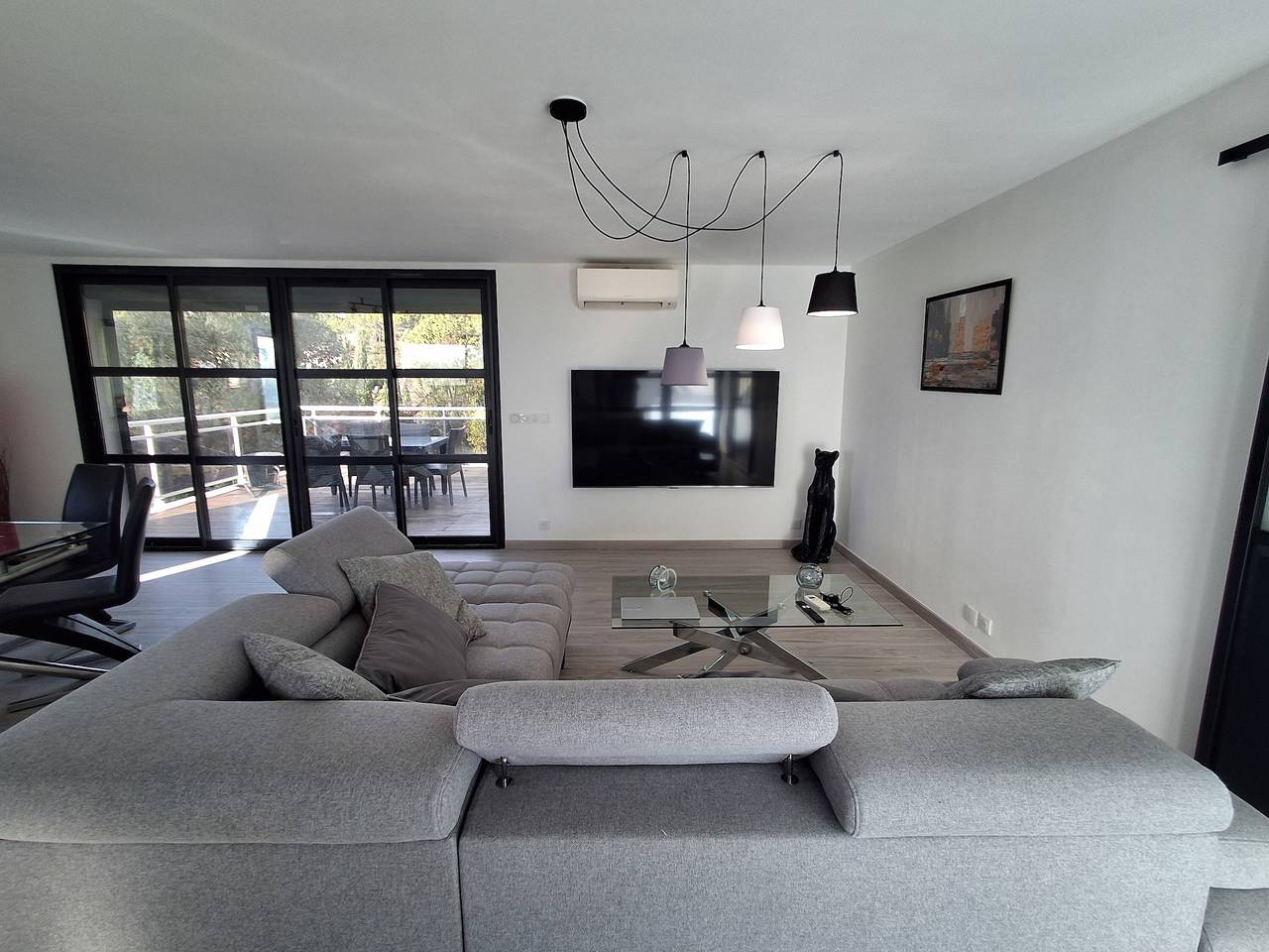 Appartement entier, Haut De Villa Vue Sainte Victoire avec vue montagne, terrasse partagée et Wi-Fi in Rousset, Région d'Aix-en-Provence