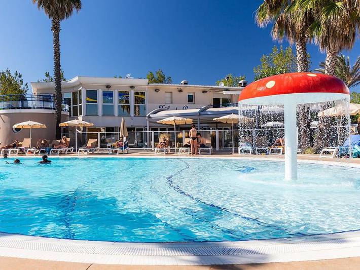 Camping pour 6 personnes, avec Jacuzzi et Terrasse ainsi que Bassin pour enfant et Sauna à Vias