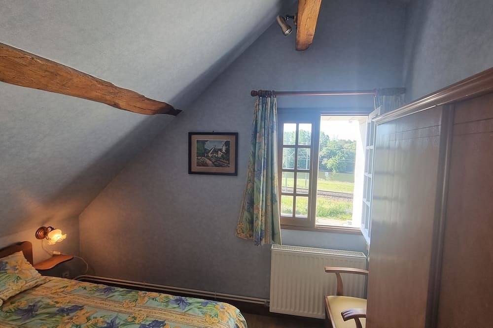 Apartamento entero, Accommodation for 5 people, with small terrace, pets welcome. in Saint-Julien-de-Chédon, Región de Blois