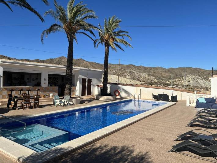Ferienwohnung für 2 Personen, mit Terrasse und Garten sowie Pool und Ausblick