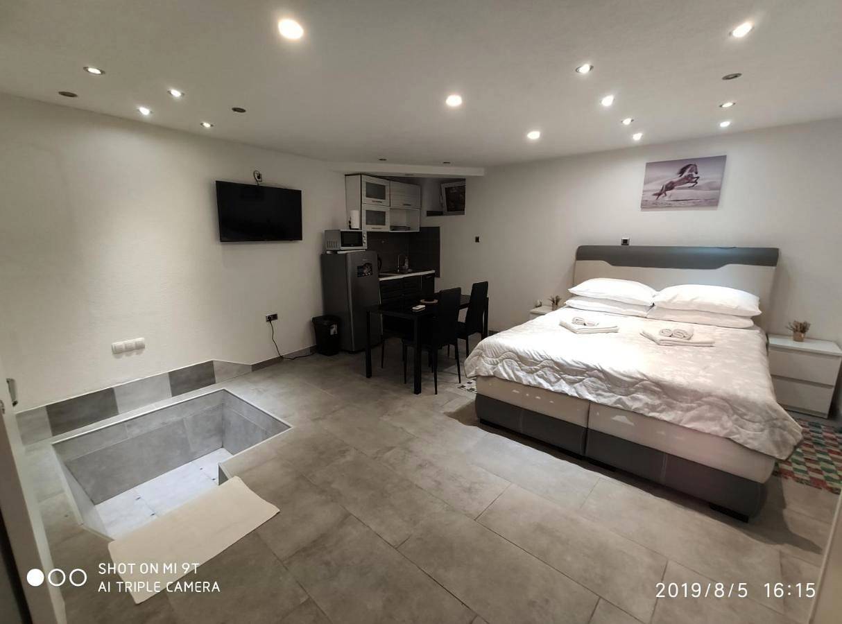 Geheel appartement, Studio with Terrace in Cres Stad, Cres