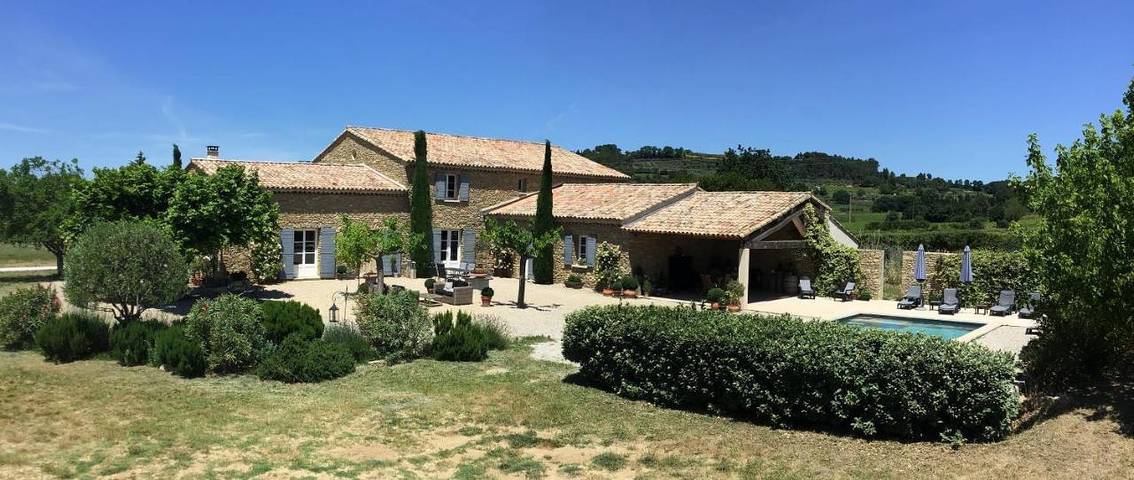 Location de vacances pour 2 personnes, avec terrasse et jardin ainsi que vue et piscine à Vaison-la-Romaine - 2