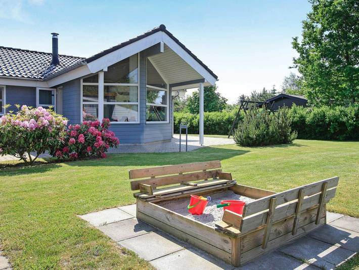 Ferieudlejning for 6 personer, med Jacuzzi og Terrasse i Hou