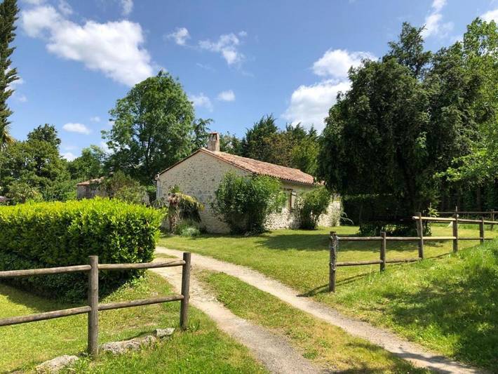 Location de vacances pour 2 personnes, avec piscine et jardin à Lolme - 3