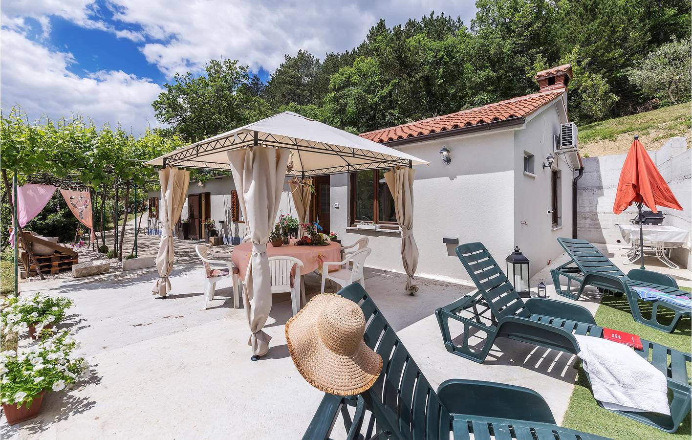 Gemütliche 1-Zimmer-Wohnung mit Terrasse und Planschbecken in der Nähe des Flusses Boljunčica in Kršan, Ostküste Istrien