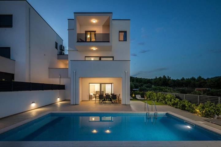 Villa pour 6 personnes, avec Balcon et Terrasse ainsi que Jardin et Piscine à Tribunj