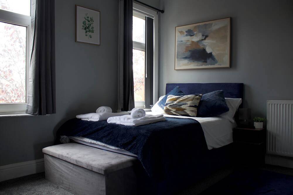 Modern 3Br Stay for 8 | Easy City Access + Parking + Pool Table for Family Fun in Manchester, Greater Manchester
