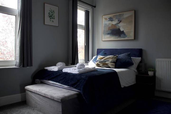 Modern 3Br Stay for 8 | Easy City Access + Parking + Pool Table for Family Fun in Manchester, Greater Manchester