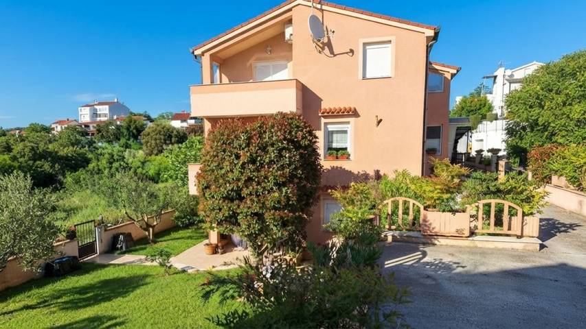 Ferienwohnung für 4 Personen, mit Terrasse und Garten in Vinkuran