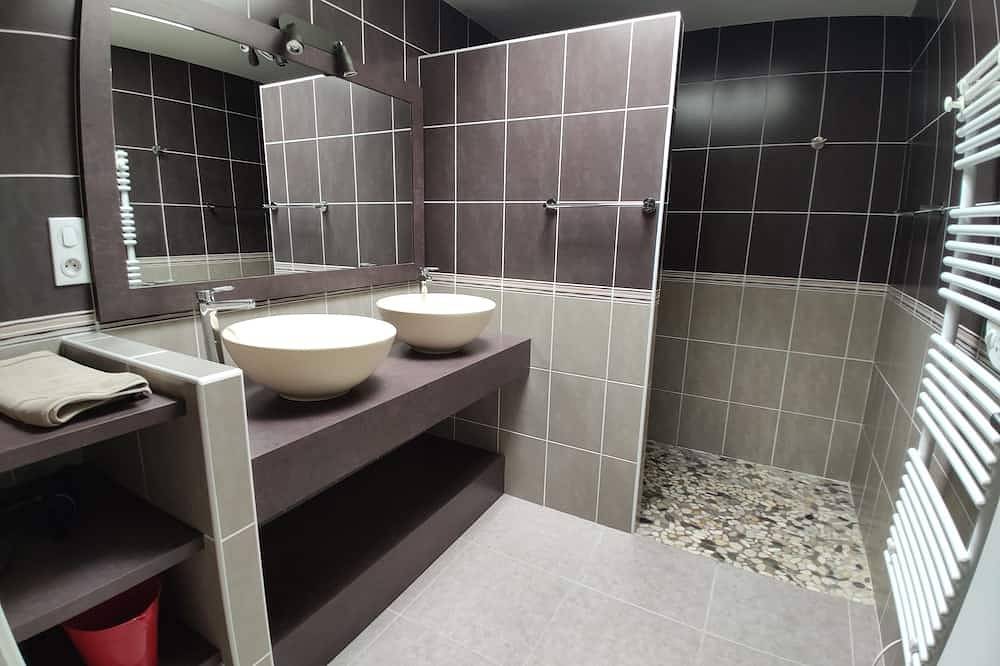 Lovely gite with swimming pool close to the beach in Le Tour-du-Parc, Côte des Mégalithes