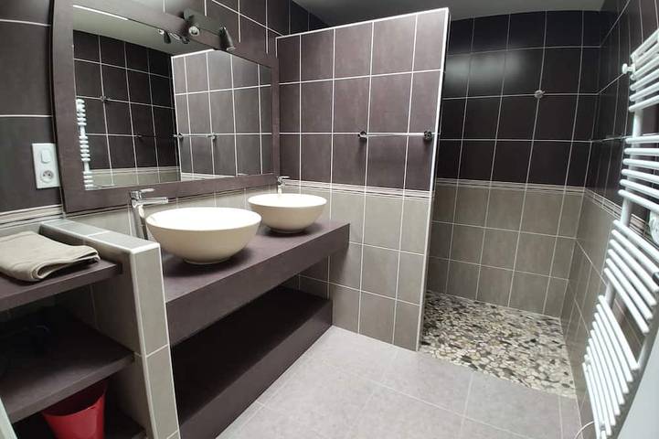 Lovely gite with swimming pool close to the beach in Le Tour-du-Parc, Côte des Mégalithes