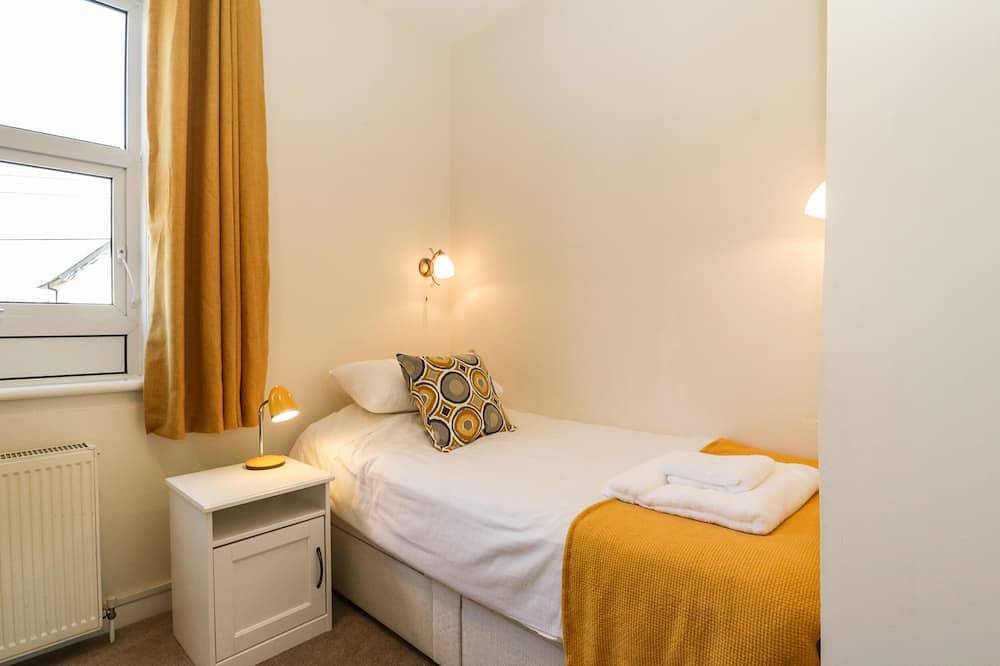 Bay Tree House, pet friendly, with a garden in Seaton, Devon in Devon