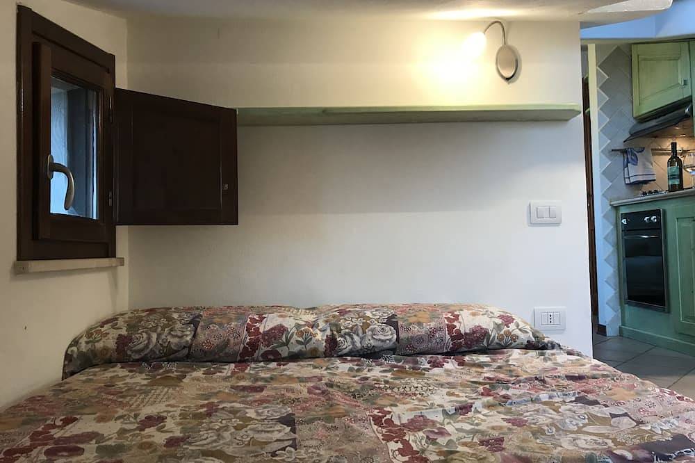 Entire apartment, Top floor small loft overlooking the old town near to the beach in Oristano, Campidano