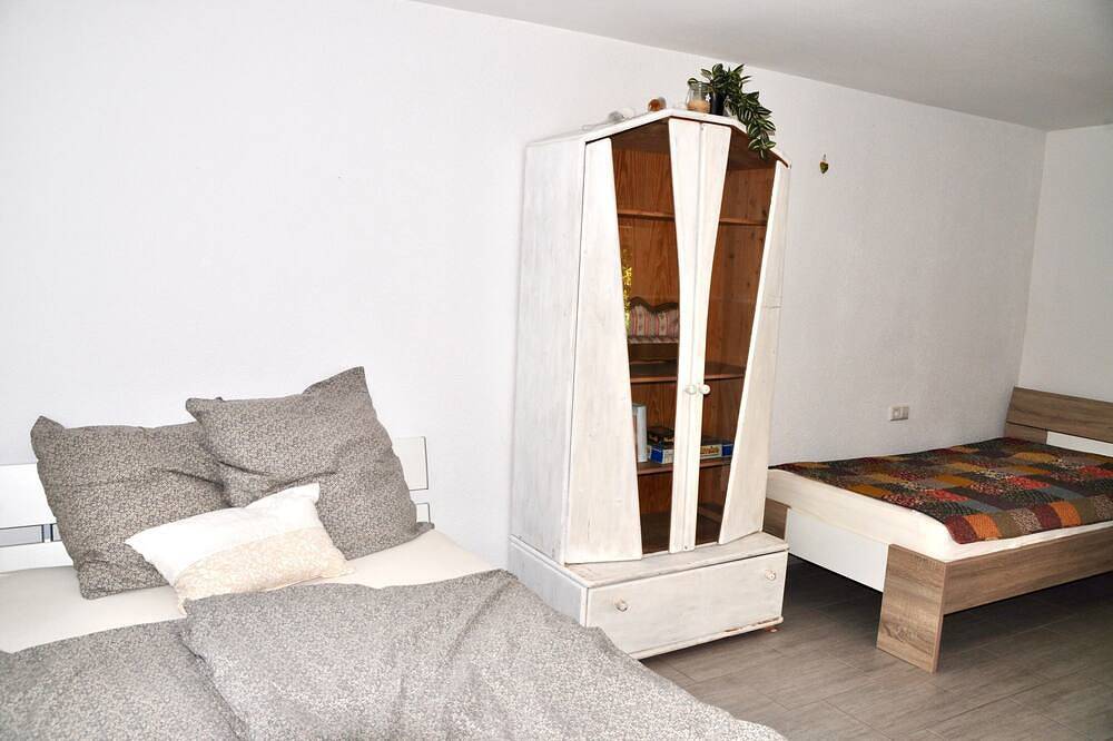 Appartement indépendant sur domaine équestre avec terrasse commune, jardin et Wi-Fi in Gomadingen, Neckar-Alb