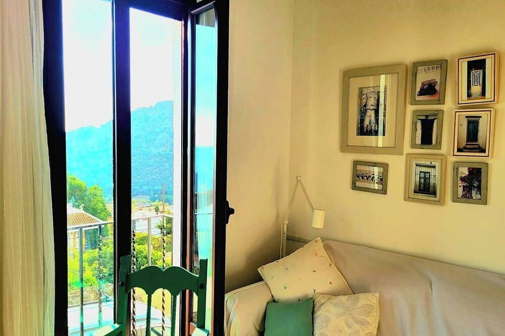 Entire apartment, Bright apartment with views and fireplace in Benaocaz in Benaocaz, White Villages