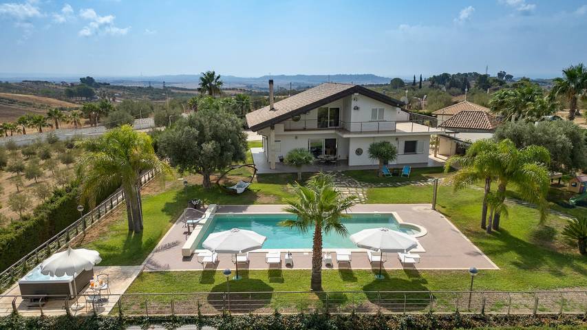 Ferienhaus für 6 Personen, mit Whirlpool und Terrasse sowie Garten
