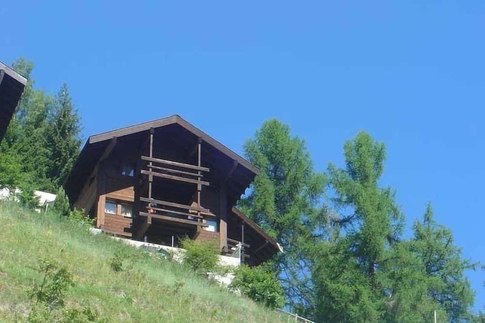 Chalet avec Sauna pour 4-5 personnes : Living avec petit fourneau à bois - cuisine avec lave-vaissel in Grimentz, Anniviers