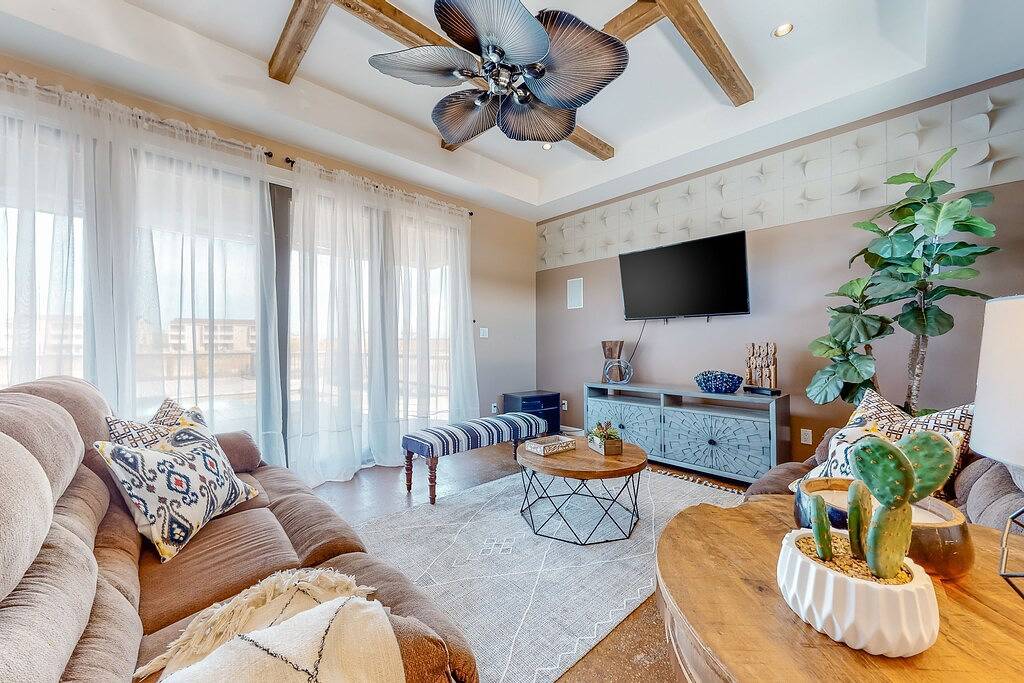 Modernes Haus am Wasser mit atemberaubendem privatem Pool & Deck - Hund freundlich! in Port Isabel, Laguna Madre