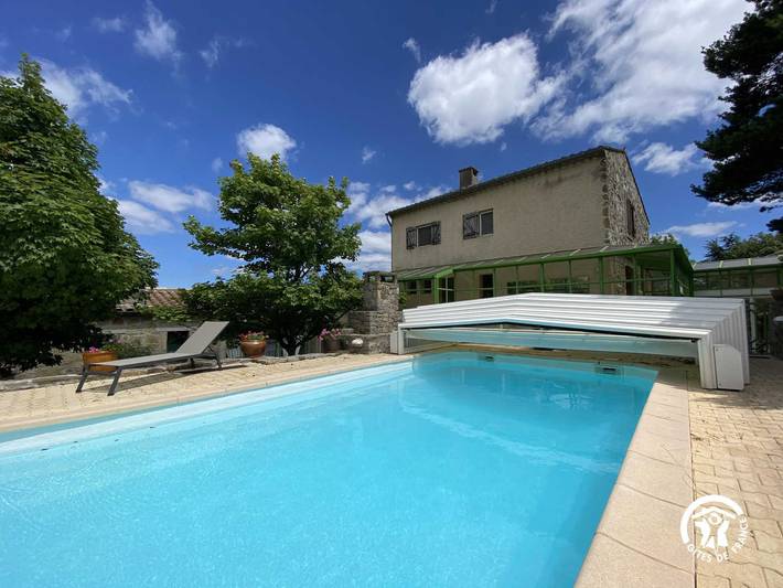 Gîte pour 8 personnes, avec Terrasse ainsi que Jardin et Piscine