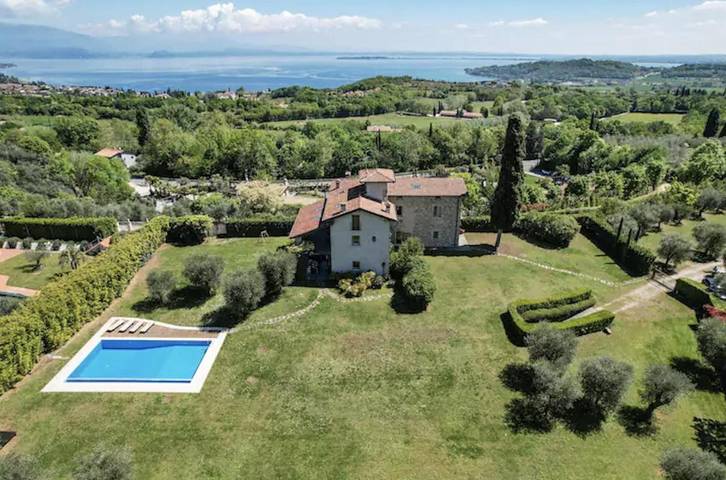 Villa per 12 persone, con Balcone e Terrazza nonché Giardino e Piscina a Padenghe sul Garda