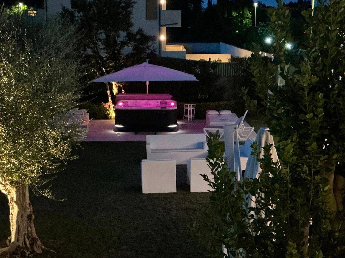 Villa Karina - Luxury Suite, Jacuzzi Pool & Garden Ostia Rome in Infernetto (Roma), Roma