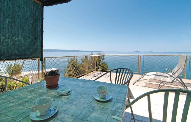 Charming Apartment with Terrace, WiFi & Beach Access 2km Away in Podstrana, Split-Dalmatia