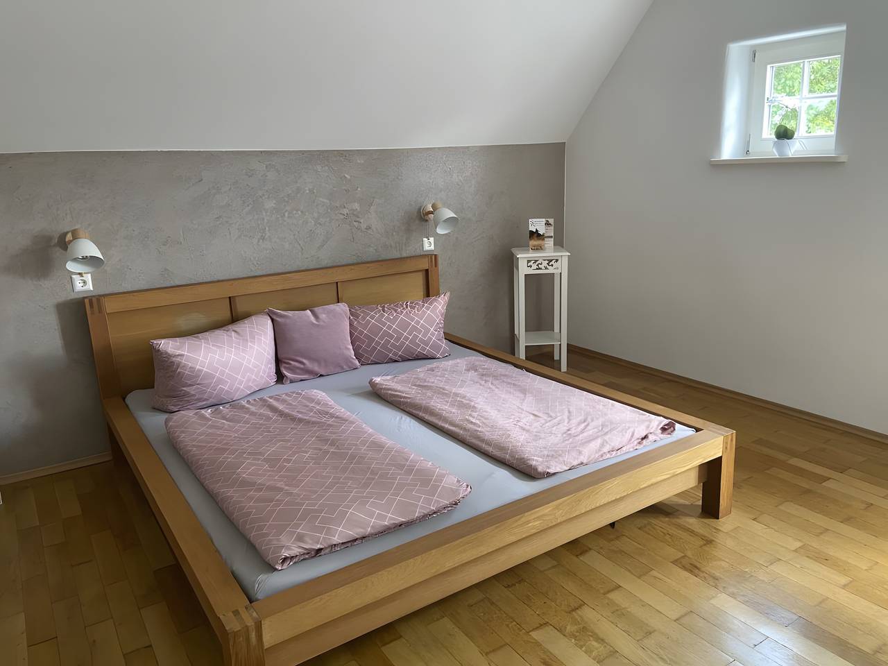 Ganze Wohnung, Ferienwohnung 'Mit Giebelzimmer' mit Gemeinschaftsgarten und Wi-Fi in Ravensburg, Region Bodensee-Oberschwaben