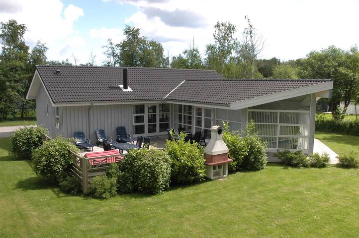 Ferienhaus für 8 Personen, mit Terrasse und Sauna sowie Garten und Whirlpool in Lolland-Falster