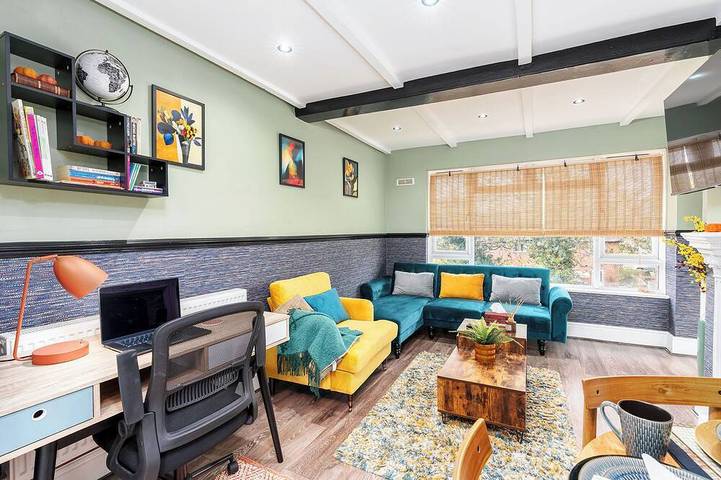 Entire apartment, Cozy apartment, 10 min from B'ham Airport/Nec/Hs2 sleeps up to 6, King bed, Wifi in Solihull, Birmingham Area
