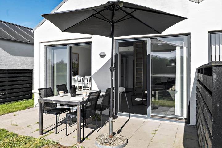 Ferielejlighed for 4 personer, med terrasse i Slettestrand