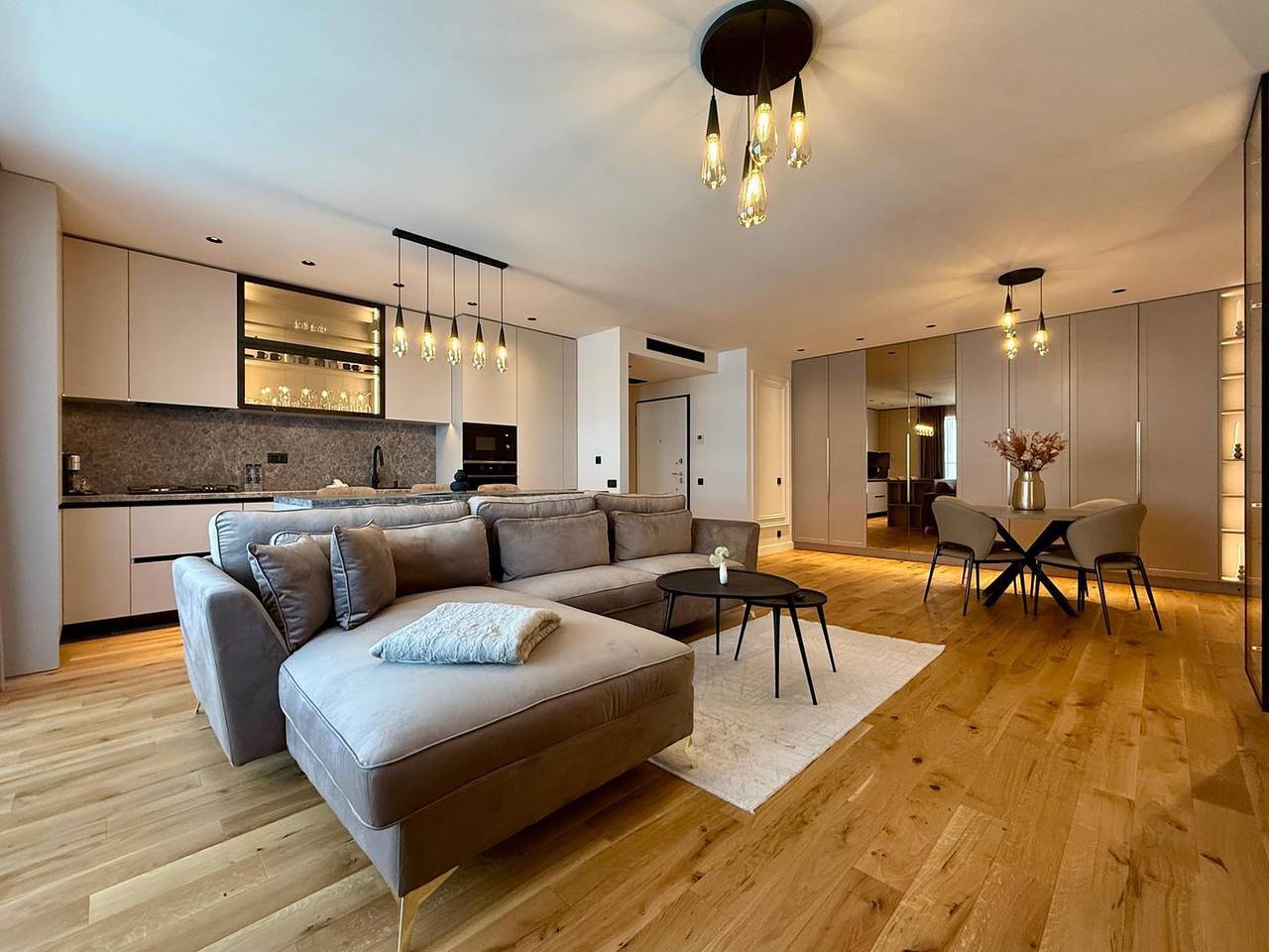 Hel leilighet, Modern ausgestattete Ferienwohnung mit überdachtem Balkon direkt am Lebada Lake in Ilfov fylke