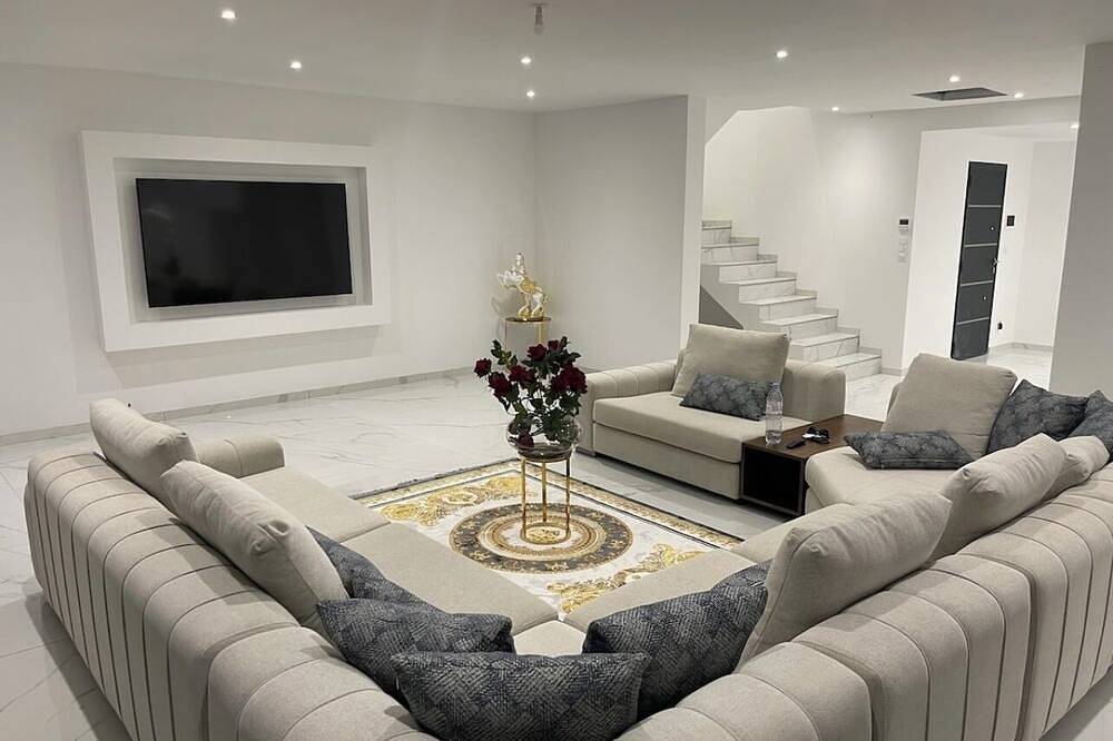 Magnificent Villa with Swimming Pool in Bagnols-sur-Cèze, Nimes und Umgebung