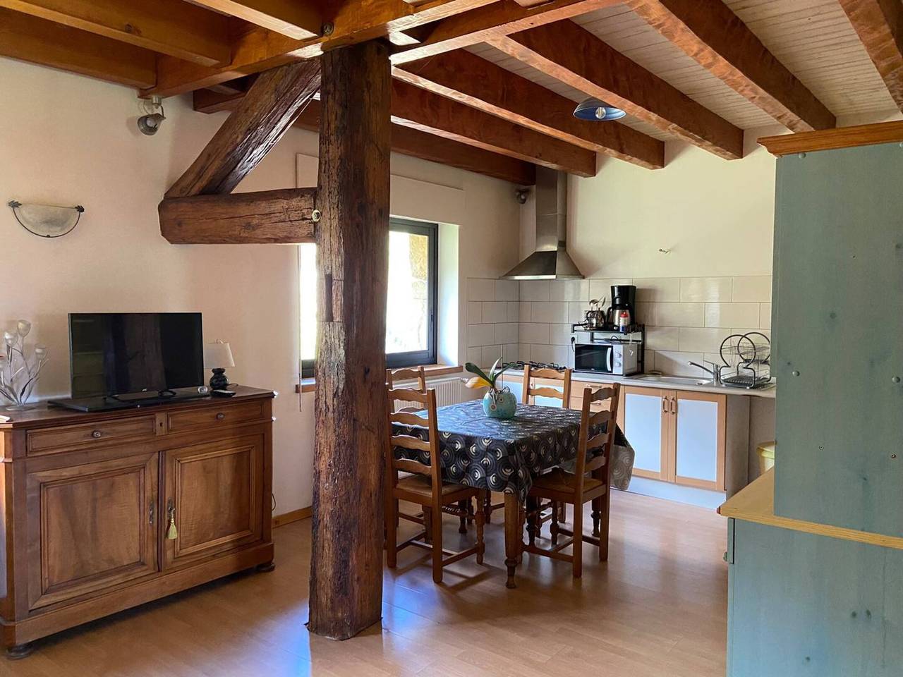 Apartamento entero, Apartamento 'Entre Lacs Et Sapins' con vistas a la montaña, terraza privada y Wi-Fi in Dortan, Nantua