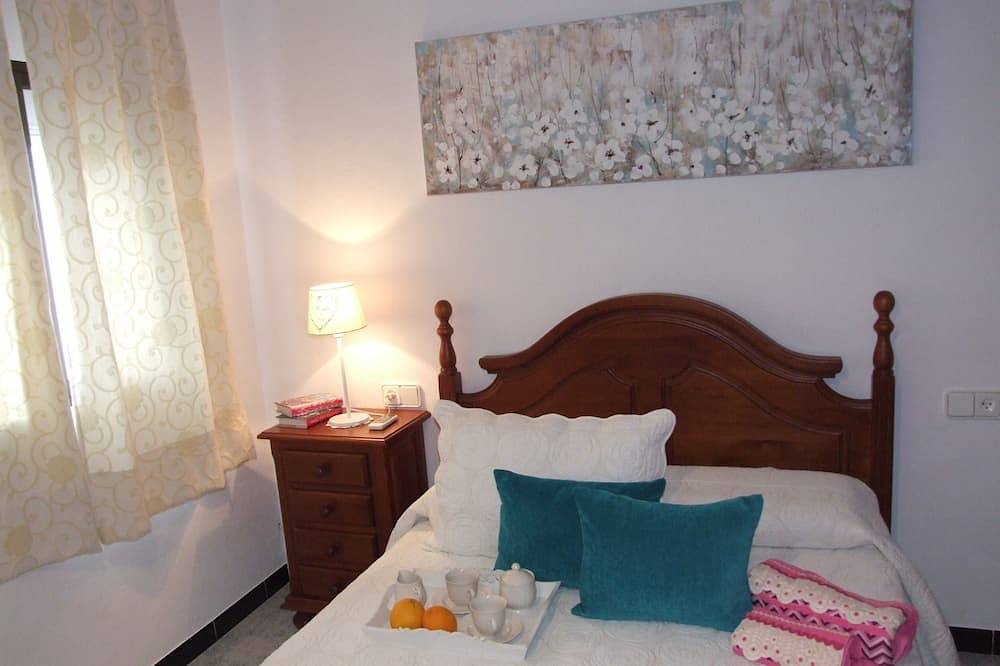 House located in the center of the village about 10 minutes from the river trail in El Bosque, White Villages