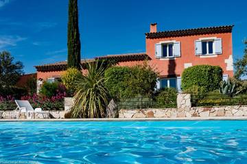 Gîte pour 5 personnes, avec terrasse et jardin à Aups