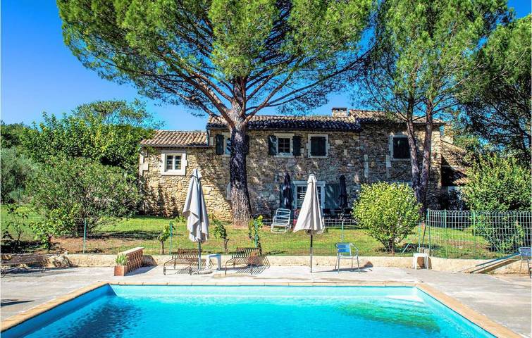 Location de vacances pour 6 personnes, avec jardin et piscine, animaux acceptés à Saint-André-d'Olérargues