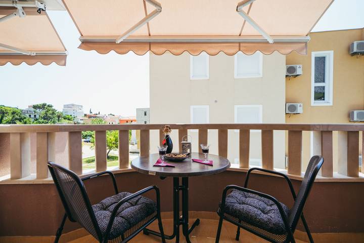 Apartament wakacyjny dla 2 osób, z balkon/ taras i basen w Promajna