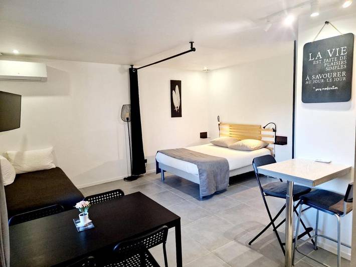 Gîte pour 8 personnes, avec vue et jardin à Laveyron - 2