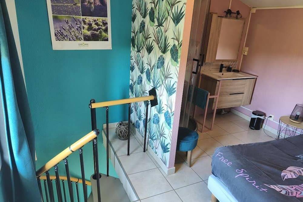 Appartement entier, Gite du Couchant: idéal pour visiteur solo ou couple sans enfants in Montélimar, Région de nyons