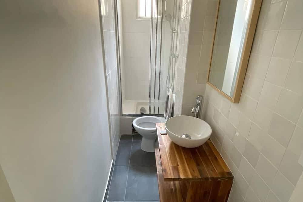 Entire apartment, Calm & Fully furnished appartment at footstep of metro :) with Netflix & Amazon! in Aubervilliers, Seine-Saint-Denis