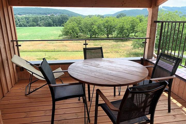 Gîte pour 4 personnes, avec jardin ainsi que terrasse et piscine