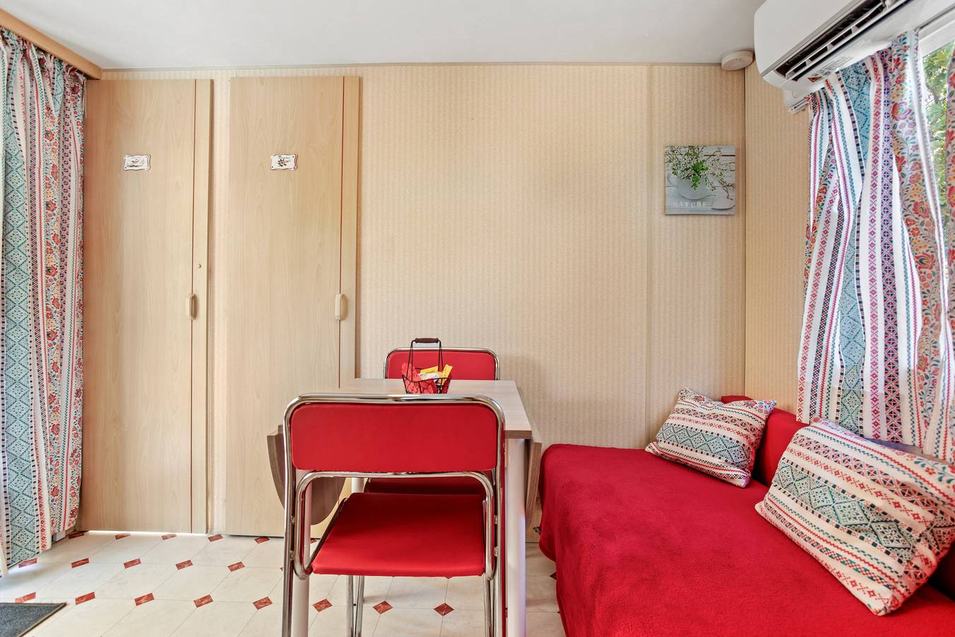 Mobil-home 'Cocoon' avec vue sur le lac, piscine partagée et climatisation in Sainte-Croix-du-Verdon, Parc naturel régional du Verdon