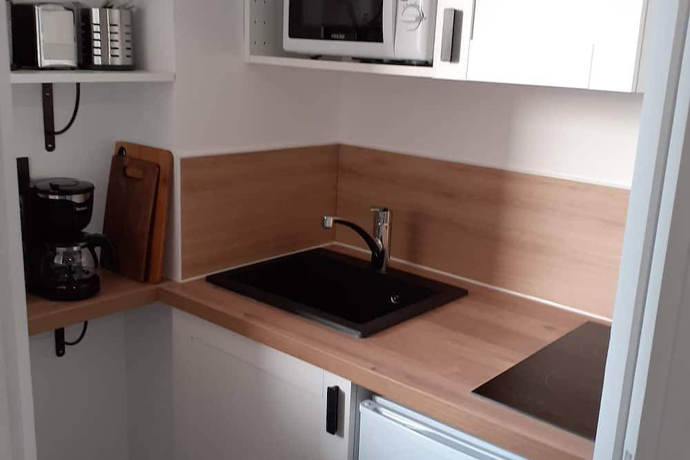 Entire apartment, Nice Studio - Eiffel Tower View in Vanves, Hauts-de-Seine