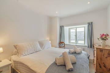 Cottage for 24 People in Pembroke, Pembrokeshire, Photo 4