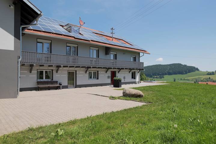 Ferienhaus für 17 Personen, mit Balkon und Whirlpool sowie Terrasse und Garten in Buchenberg
