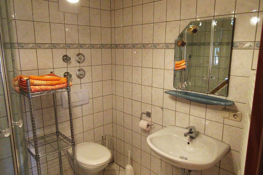 Ganze Wohnung, Ferienwohnung Sonnenschein bis 4 Personen, Balkon, 65 qm in Tachinger See, Taching am See